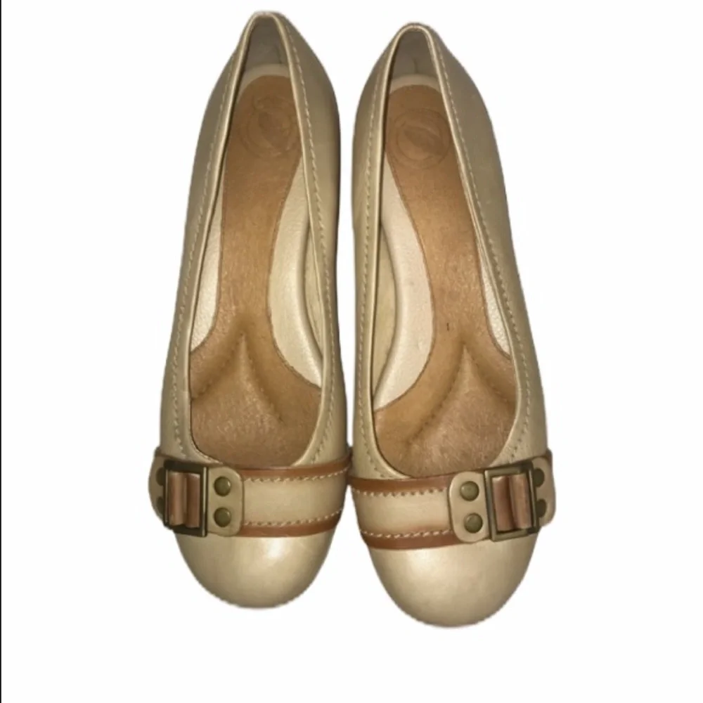Light tan leather flats Nurture by Lamaze Size 8